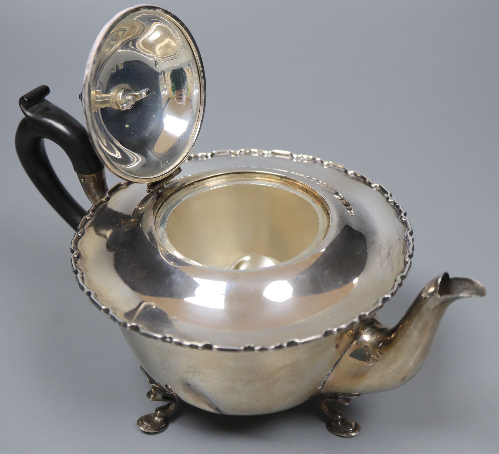 A George V silver teapot and matching sugar bowl, gross 13oz.